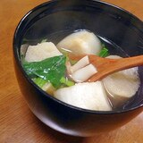 麩としめじとほうれん草のお吸い物